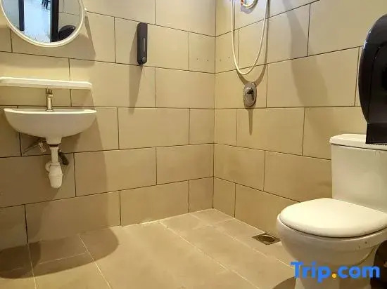 Cozy Home/Pool Cinema/Karaoke Jonker 1.2 km 20+8pax