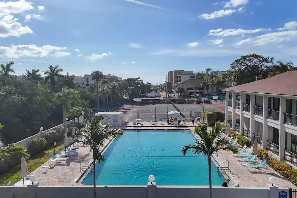 Anchorage Resort 8th Floor Condo In Siesta Key With Resort Amenities And Private Beach Access! 2 Bedroom Condo