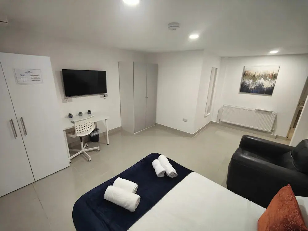 Leeds 3 Bed En-suites Apartment Retreat- Sleeps 9