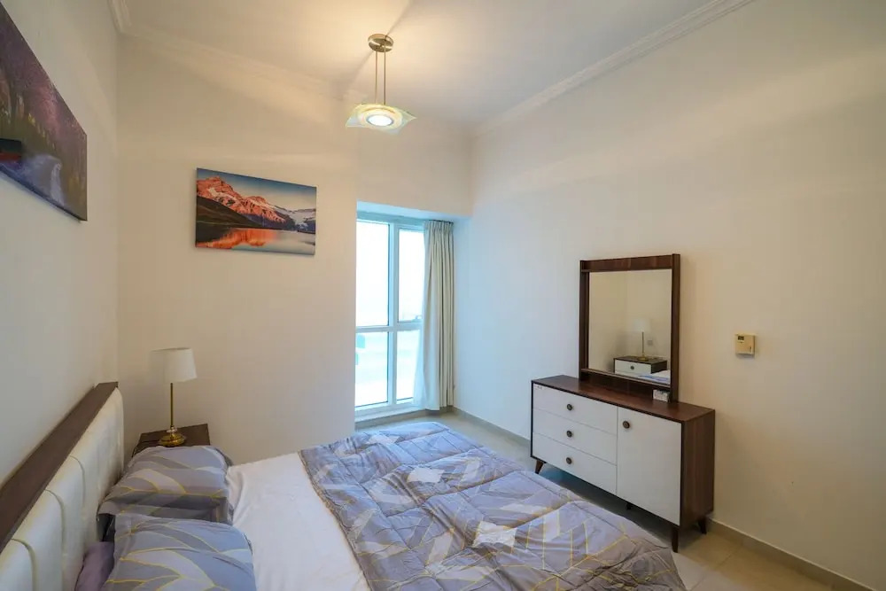 Yogi - Incredible 2BR with Balcony and Burj Khalifa Views