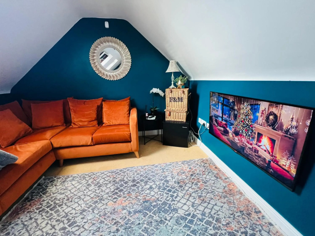 Detached, Private Guest House - Attic by the Abbey