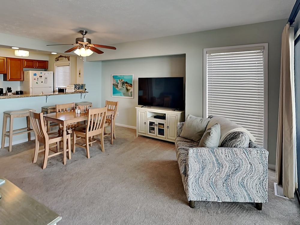 Oceanfront Condo with pool - Walk to the Tiki Bar