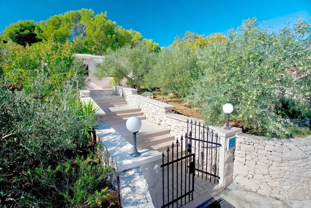 Zlatna - With Beautiful Garden - H