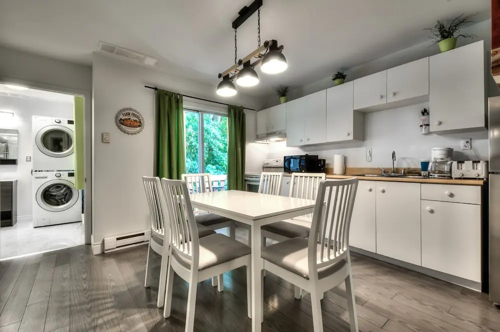 100 METERS to METRO BEAUDRY - FULL APARTMENTS - 1 minute walk to the FAMOUS ST CATHERINE STREET - FAST WIFI - WASHER & DRYER ON SITE - Montcalm units