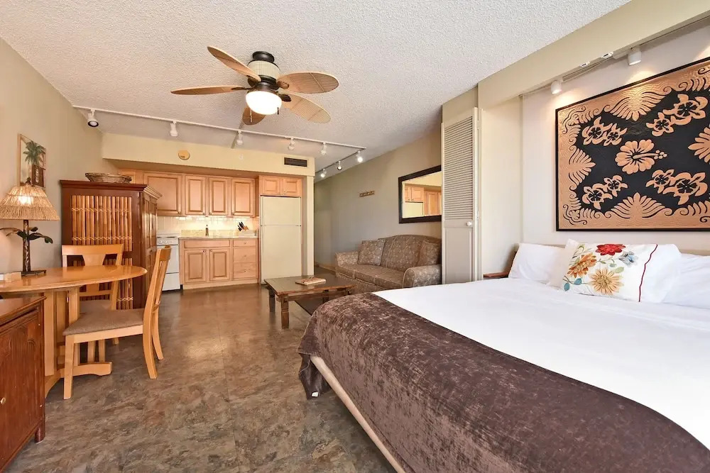 Royal Kahana #617 Studio Bedroom Condo by RedAwning