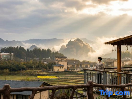 Yuezhu｜Peak Clouds & Arcadian Courtyard.Avatar Mountains ,3-min walk to the  Zhangjiajie Forest Park