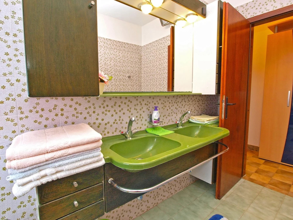 Apartment 711