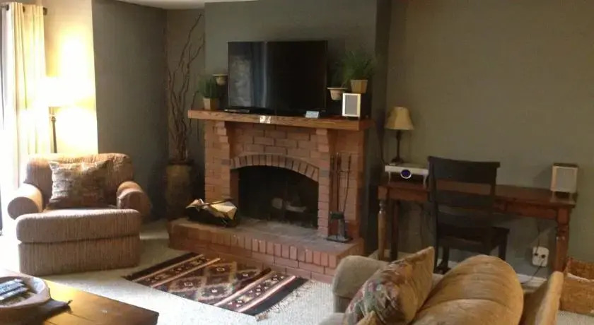 Park Station 2 Bd/2 Ba Quiet Corner Main St Condo
