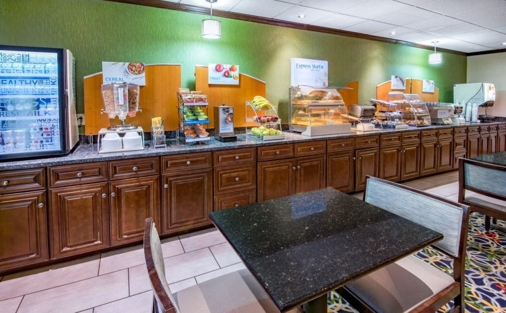 Holiday Inn Express Cleveland Airport - Brook Park by IHG