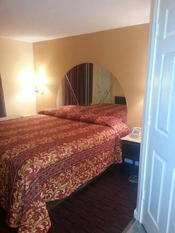Deluxe Inn Motel