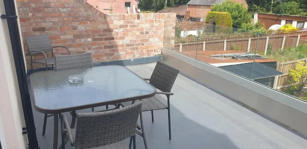 Modern 2 bed apartment with parking