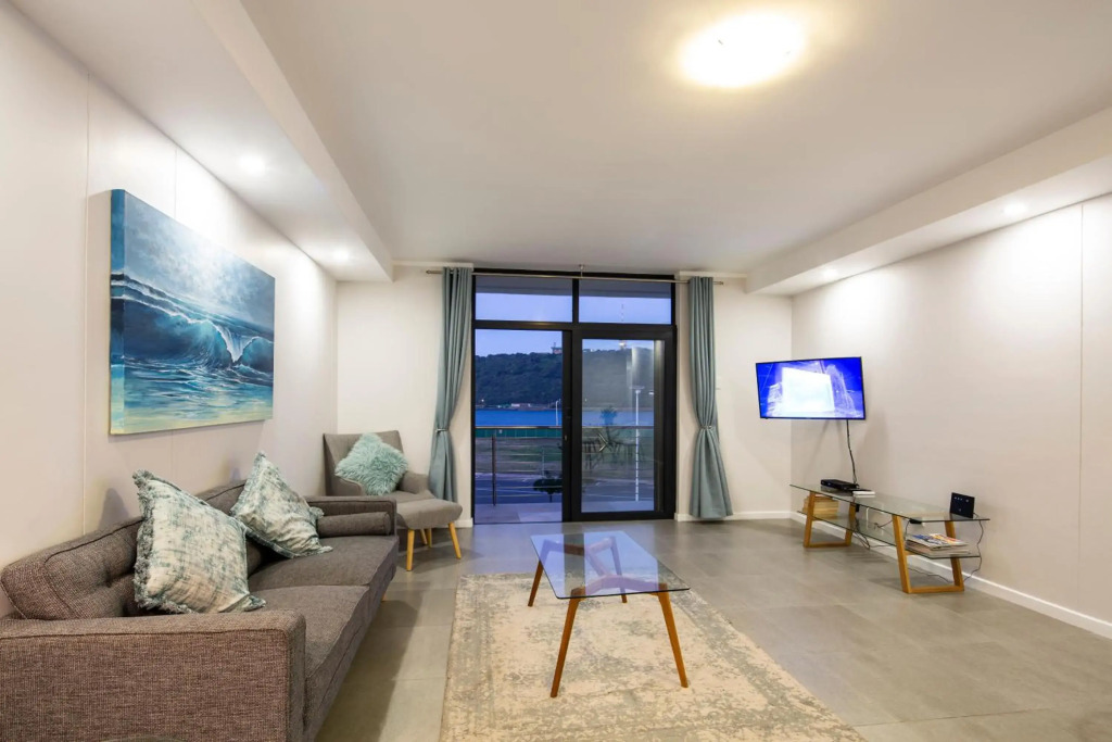 uSHAKA WATERFRONT - SPACIOUS SUBLIME STUNNER
