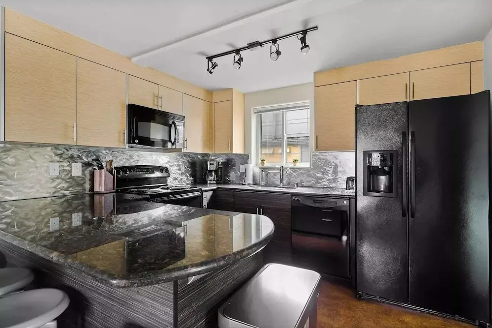 Seattle: U District Retreat Free Parking 3 Bedroom Home by RedAwning