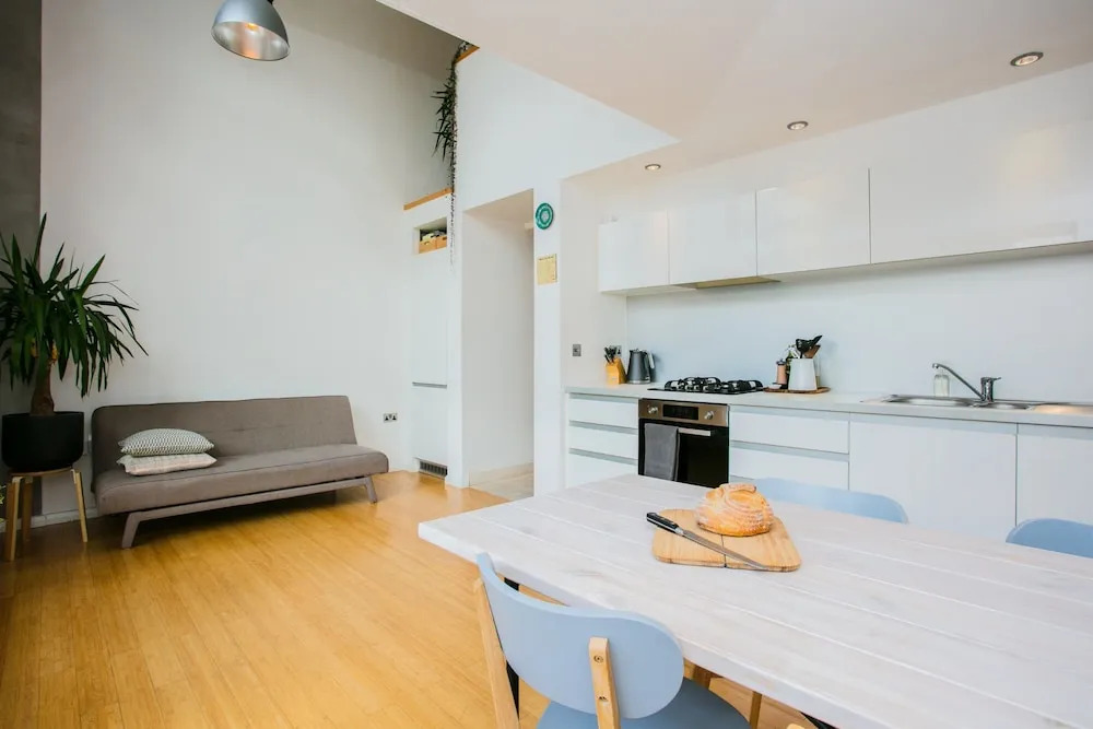 Beautiful 2-bedroom Flat With Balcony in E London