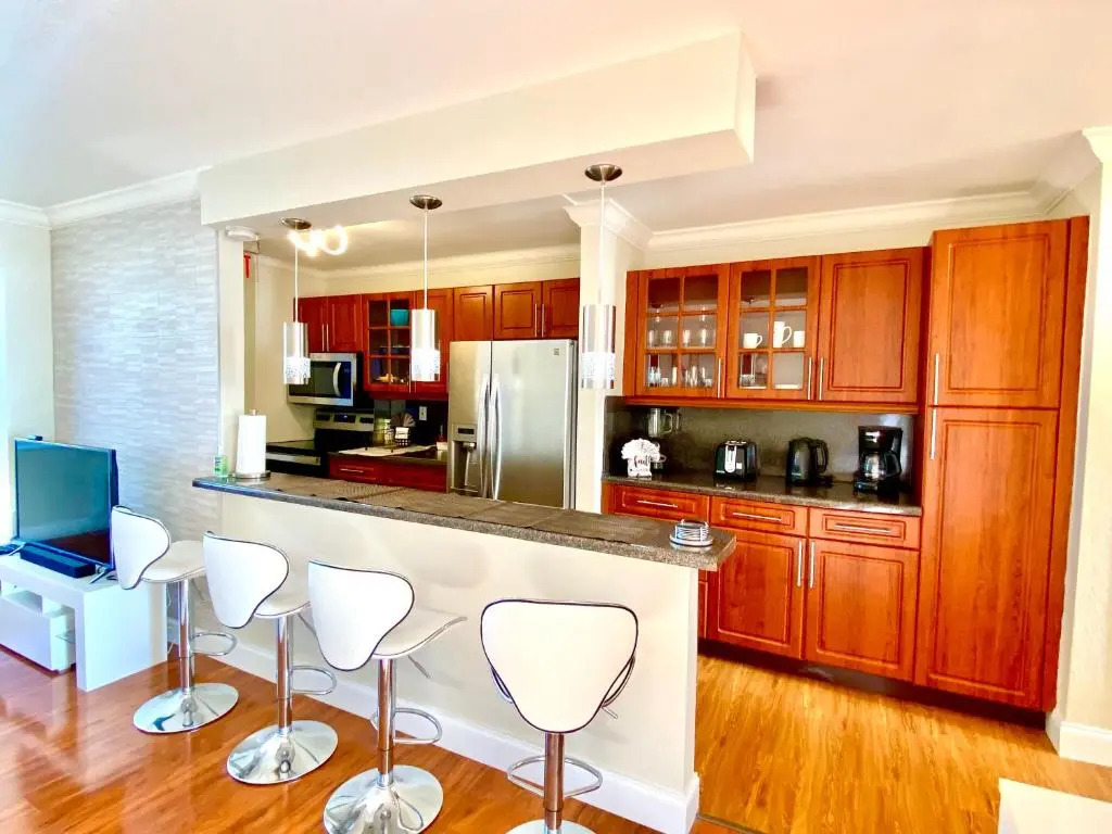 Deluxe waterfront one bedroom apartment with pool and free parking 5 mins drive to Miami Beach