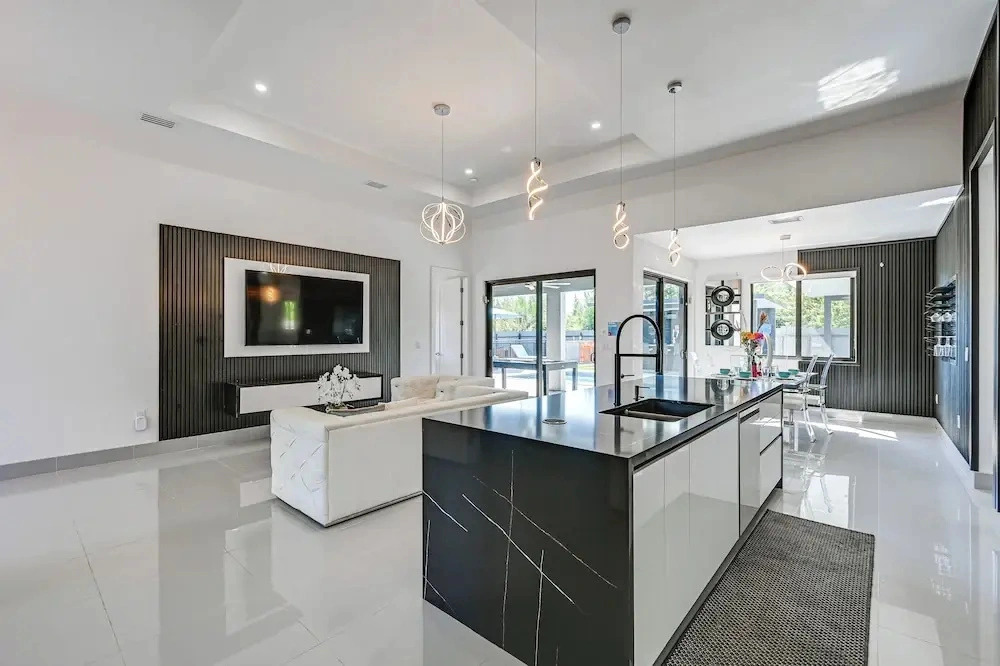 Poolside Lounge w/ Bar & Kitchen: Cape Coral Home