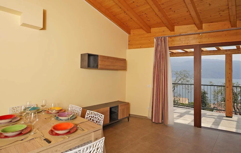 Residence Dany appartamenti con cucina vista lago piscina e parcheggio
