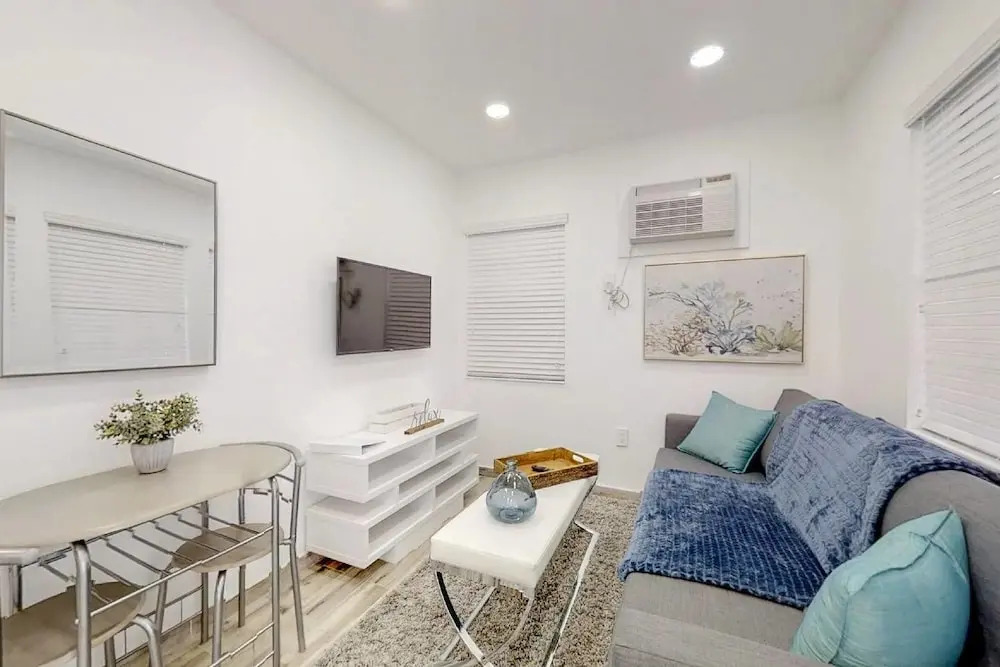 Chick & Fashionable 1 Bedroom Apt Beach Unit # 4