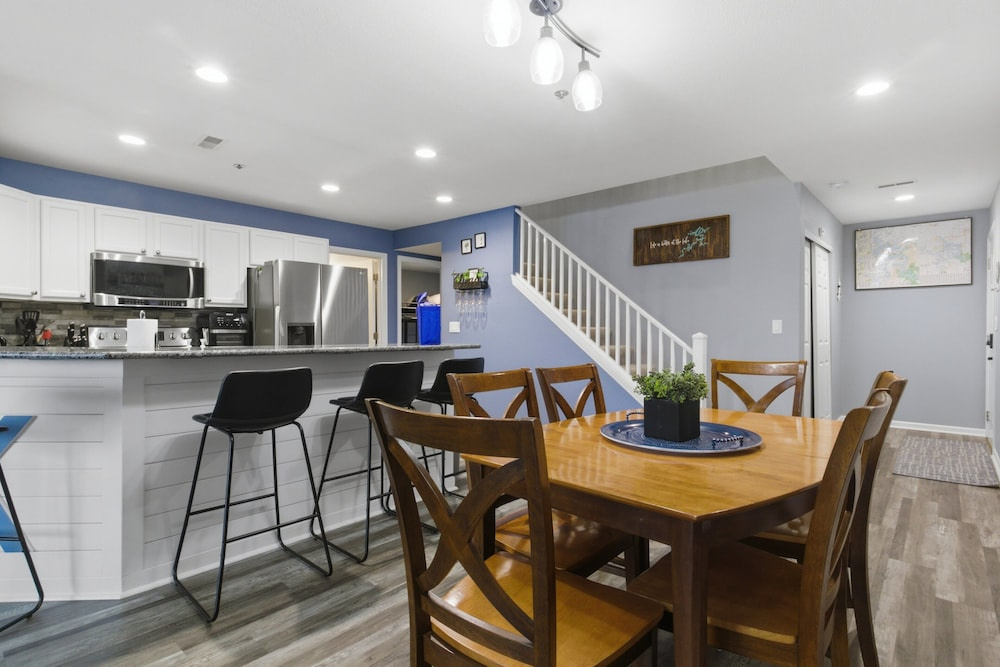 Lake Views & Loft Retreat for Kids w/ 12x30 Slip at Mm11