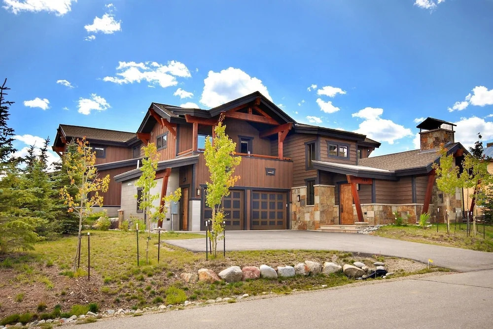 The Shores Lodge 3 Bedrooms 3.5 Bathrooms Home