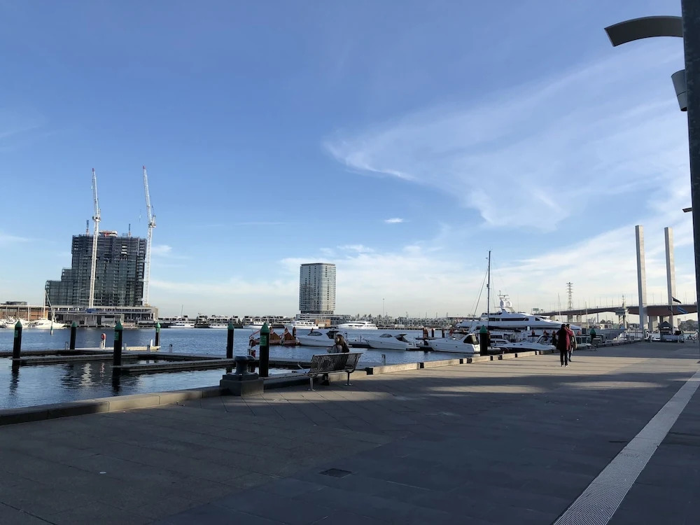 Explore Docklands Lovely Apartment LVL8