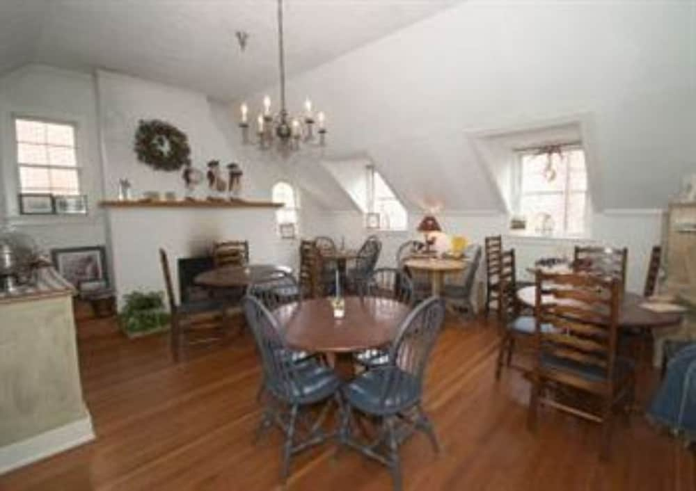 Fife And Drum Inn