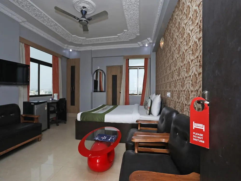OYO 165 Nesh Inn Heritage