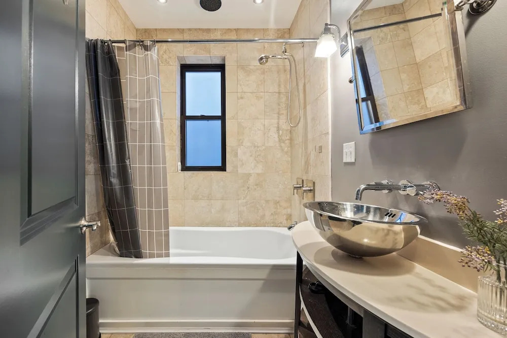 Wrigleyville Suites