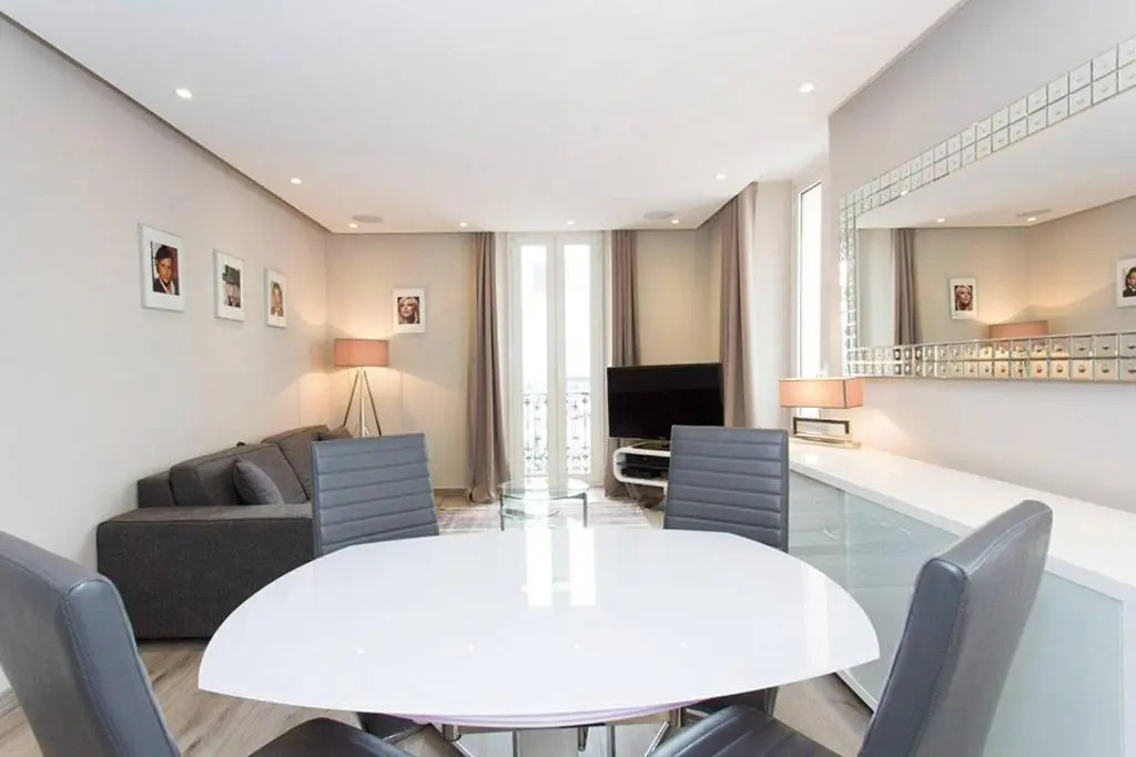 1 Bedroom in Front of the Palais!