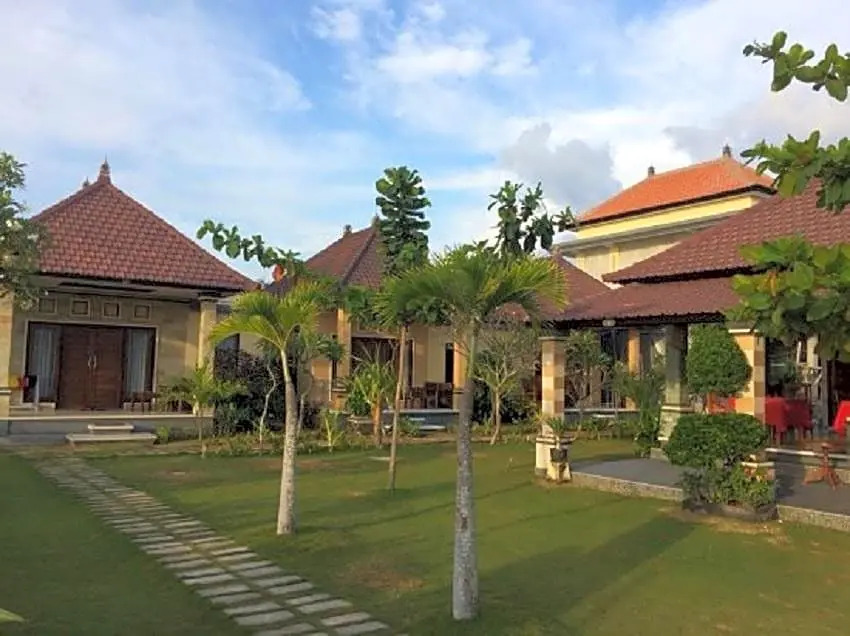 Yogi Beach Bungalow & Restaurant Lembongan