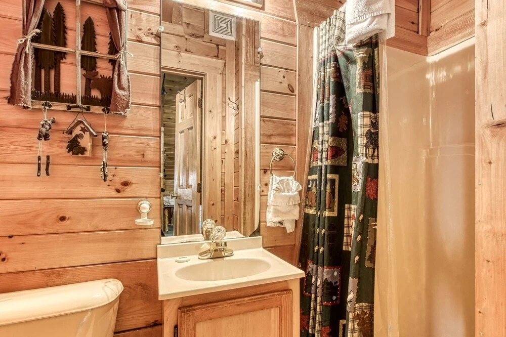 ER84 - Serenity Summit - Great location, Close to all the action! cabin