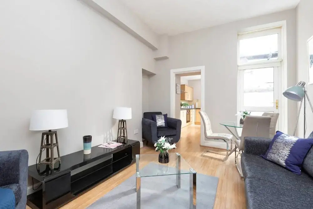 Trendy Ground-floor 2-bedroom Apartment Close to Haymarket Station