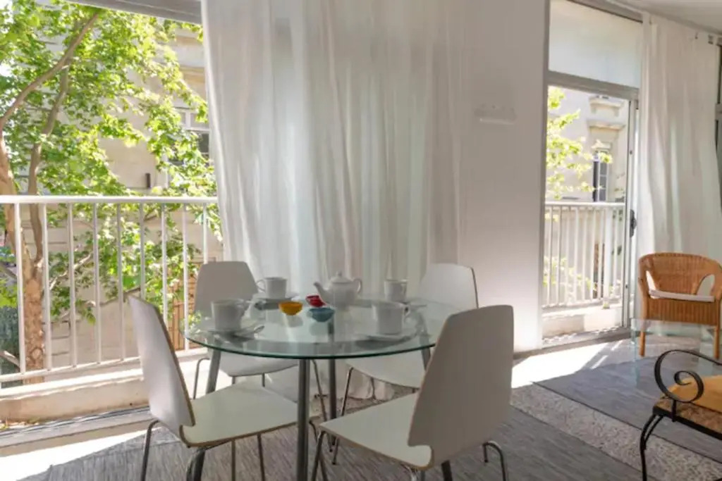 GRAND APPARTEMENT LUMINEUX POUR 2 à 4 PERSONNES A AVIGNON INTRA-MUROS WiFI GRATUIT
