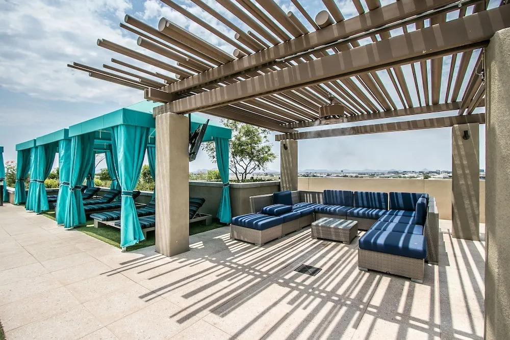 Rooftop Pool-Walk 2 shops-Dining-C4404