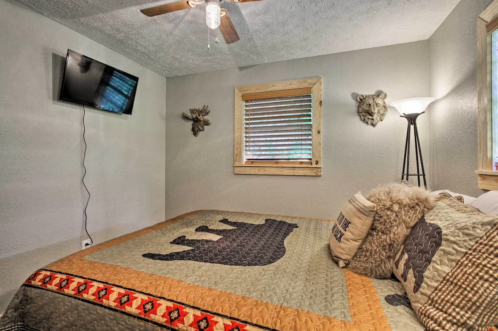 Secluded Cabin w/ Hot Tub, 3 Mi to Pigeon Forge!