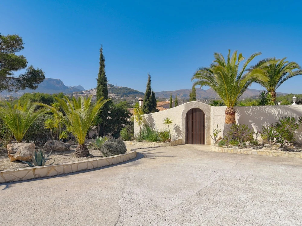 Magnificent 5 Person Villa with Swimming Pool near Caspe