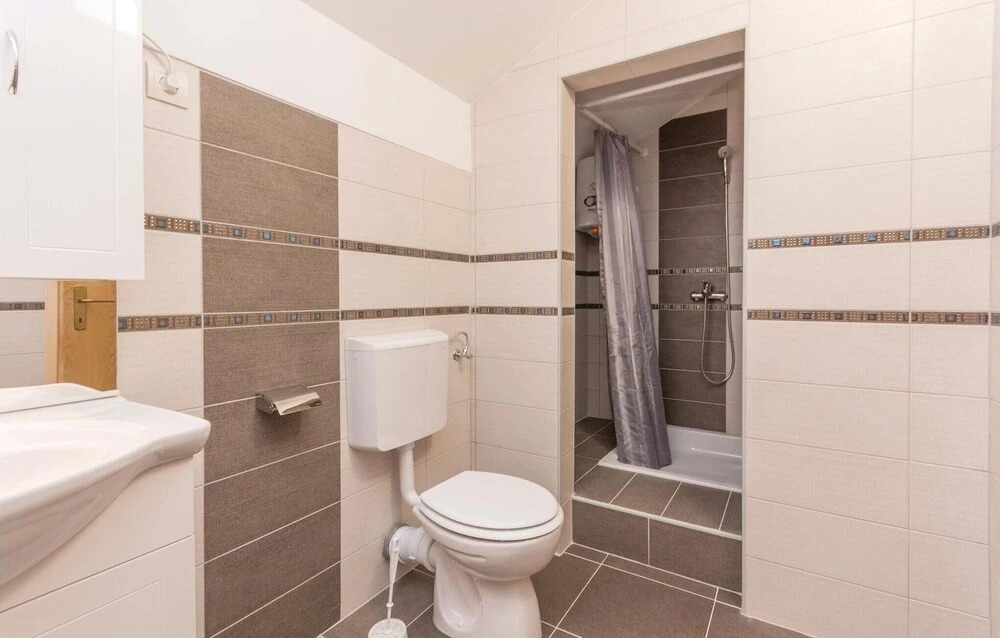 Amazing Home in Lisicic With 4 Bedrooms, Wifi and Outdoor Swimming Pool
