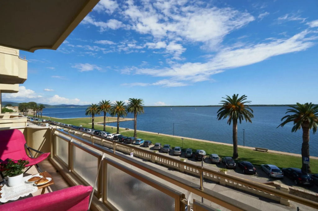 Bright apartment with a beautiful lagoon view.-Mura di Levante