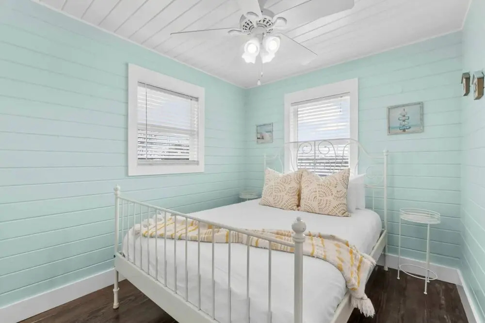 Newly Renovated 2 Bedroom Beach House Free Parking