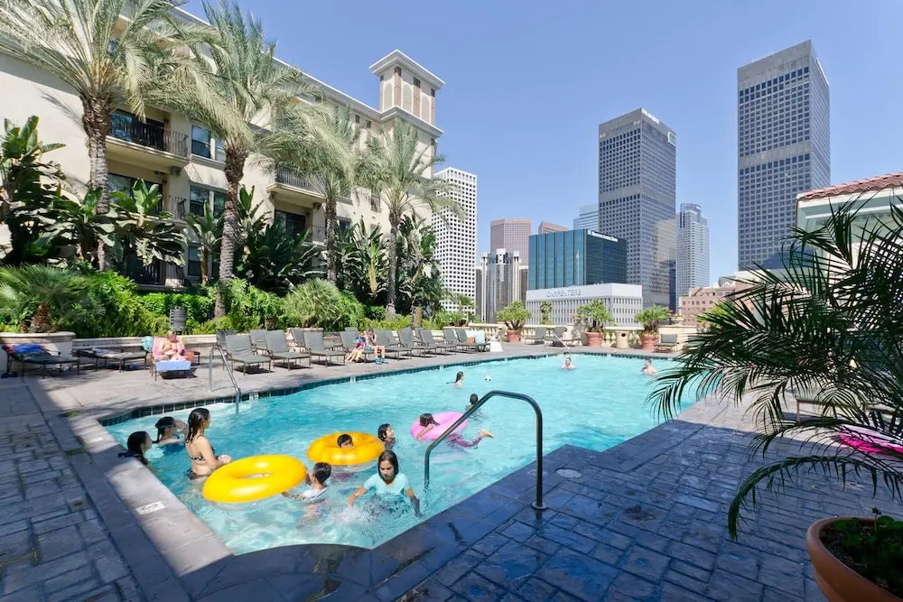 Top Downtown Location, Fast WIFI, & Free Parking! (P-1)