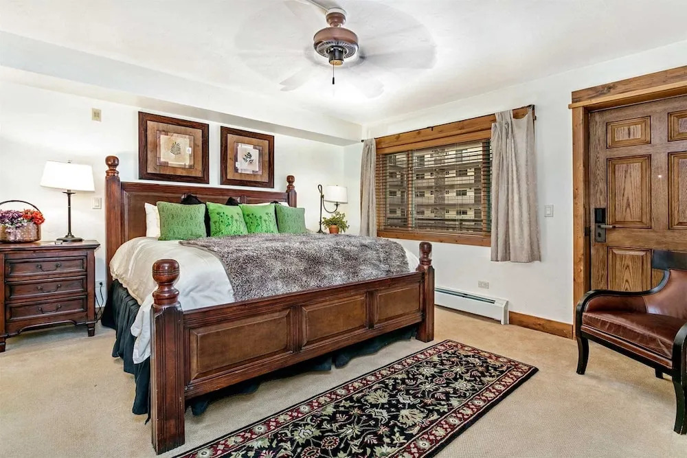 4 Bedroom Antlers Vacation Rental With Incredible Slopeside Views And Just A Short Walk To Gondola And Lionshead Village