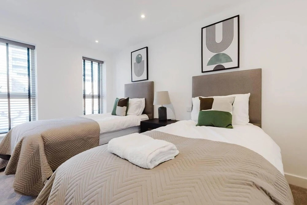 Watford - House - Sleeps 6 - Parking - Garden