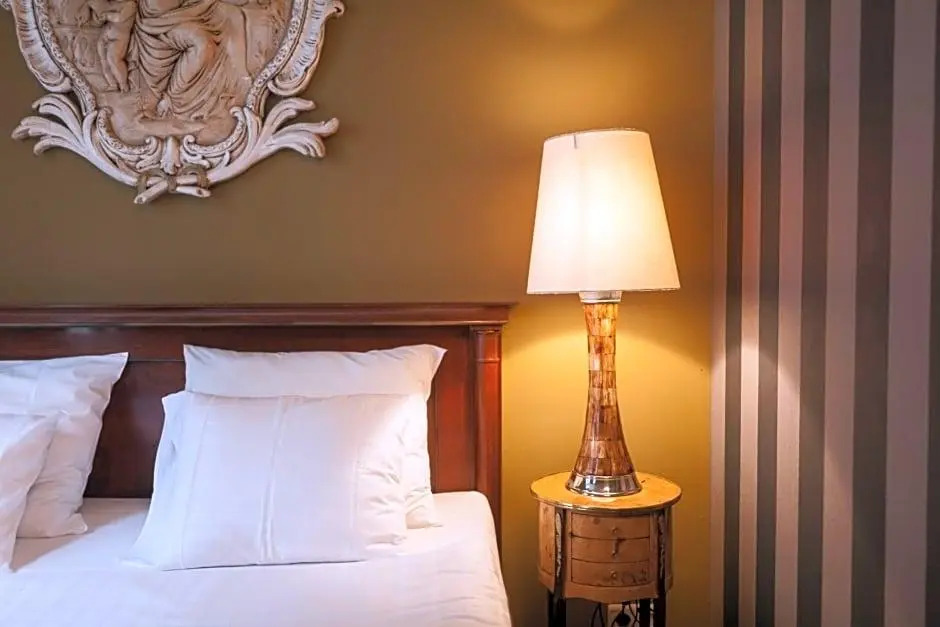 Hotel Diamonds and Pearls