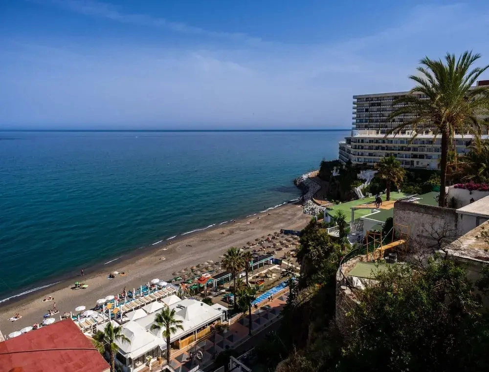 Coastal Stay in Torre de la Roca