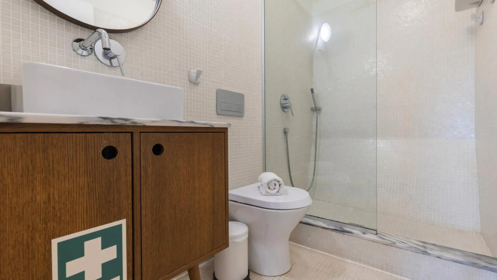 Trendy, Vintage with Castle View Apartment 44 by Lisbonne Collection