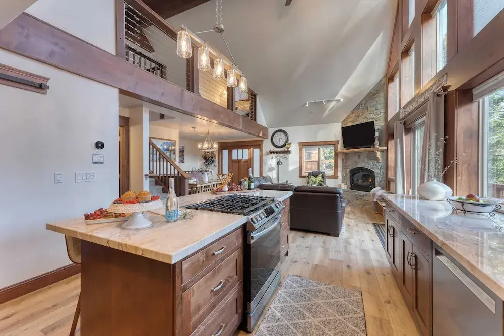 Denton by Avantstay Hot Tub, Deck w/ Fire Pit Near Skiing & Lake!