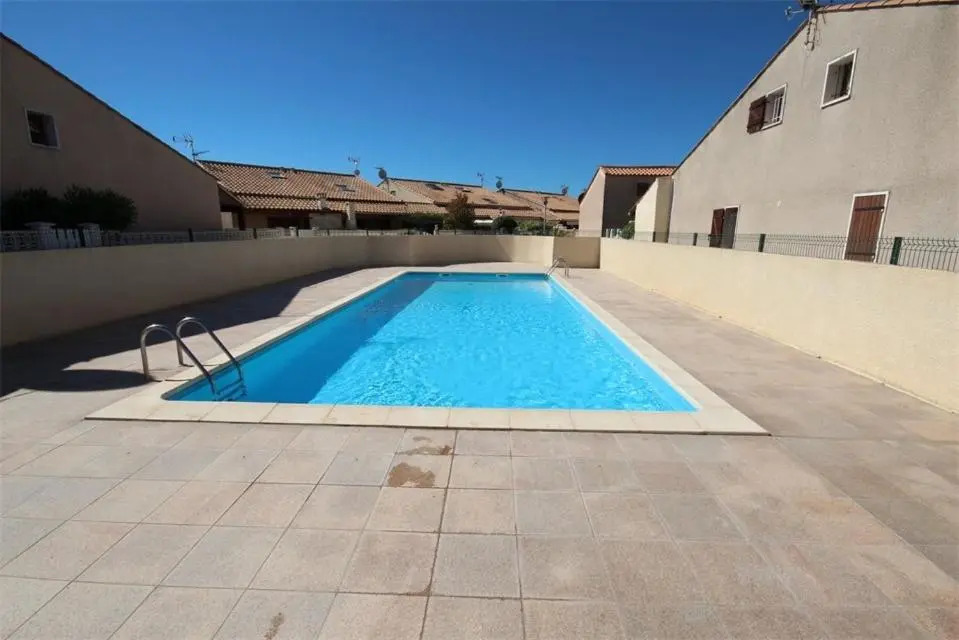 Belle villa climatisée 5 couchages belle terrasse ombragée parking dans résidence sécurisée piscine commune à 400m de la mer LRJP23