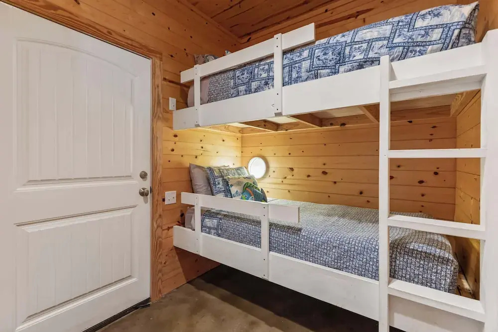 Prime Location 5 Bedrooms Pool Sleeps 14