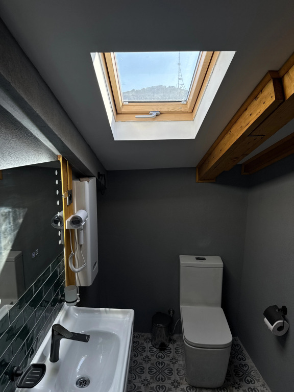 Апартаменты Cozy attic in old Tbilisi yard