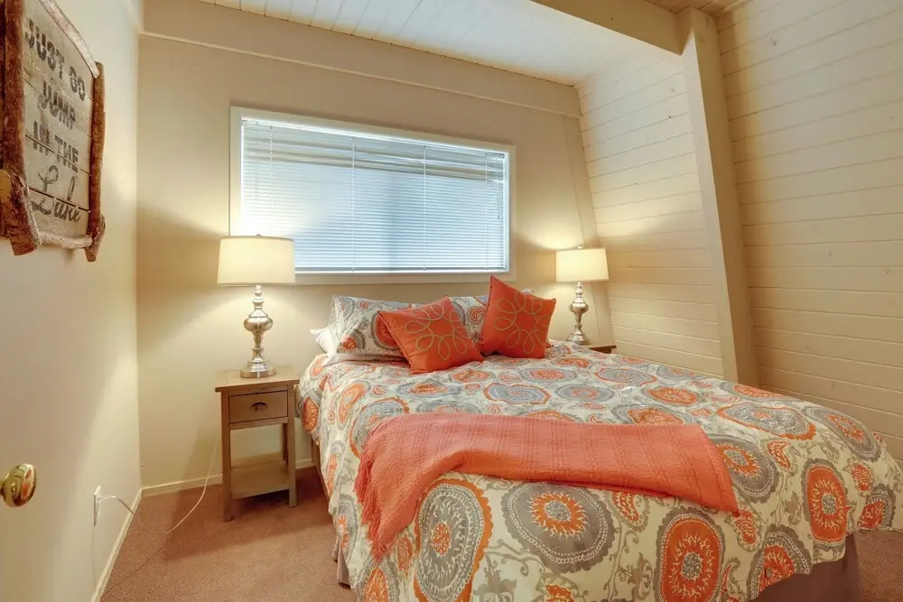 Near Skiing & Hiking: Carnelian Bay Cabin